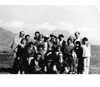 Encontro de amigos exilados no Chile, em 1967 – da esquerda para a direita ao fundo: Paulo Freire e dona Elza, Plínio e Marietta, Paulo de Tarso e Maria Nilce, Almino Afonso e Lygia, todos com os filhos.