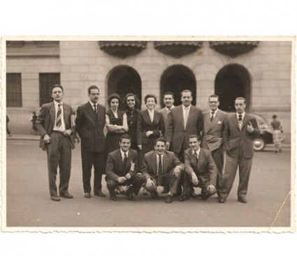 Na turma de formandos da Faculdade de Direito da USP de 1954 (no meio, agachado).