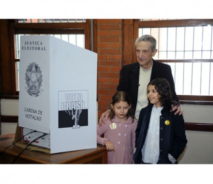 Com as netas na cabine de votação, em 2010.