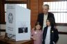 Com as netas na cabine de votação, em 2010.